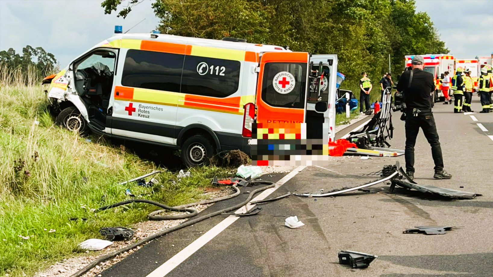 Krankenwagen im Einsatz verunglückt! Patient zieht sich schwere Verletzungen zu