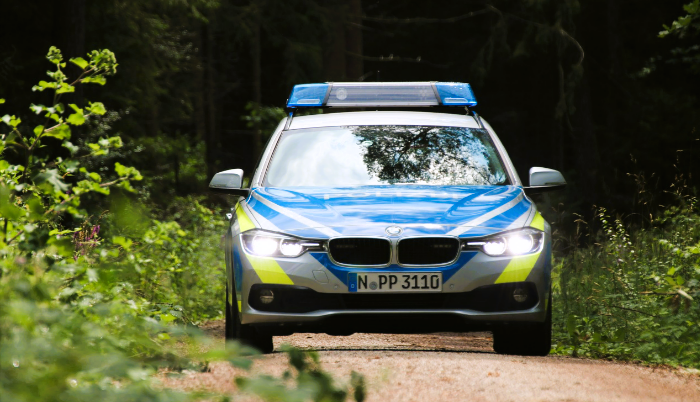 Leiche unter Terrasse entdeckt: Vermisste Frau tot aufgefunden – Ehemann nimmt sich das Leben!