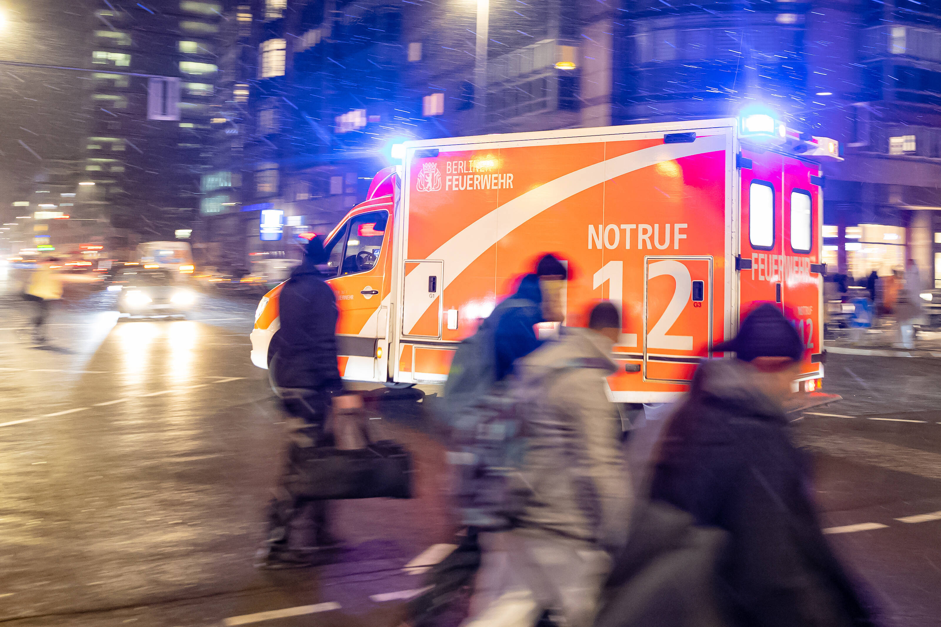 Lebensretter töten Menschen! Rettungswagen überfährt 21-jähriger Mann beim Überqueren einer Straße!