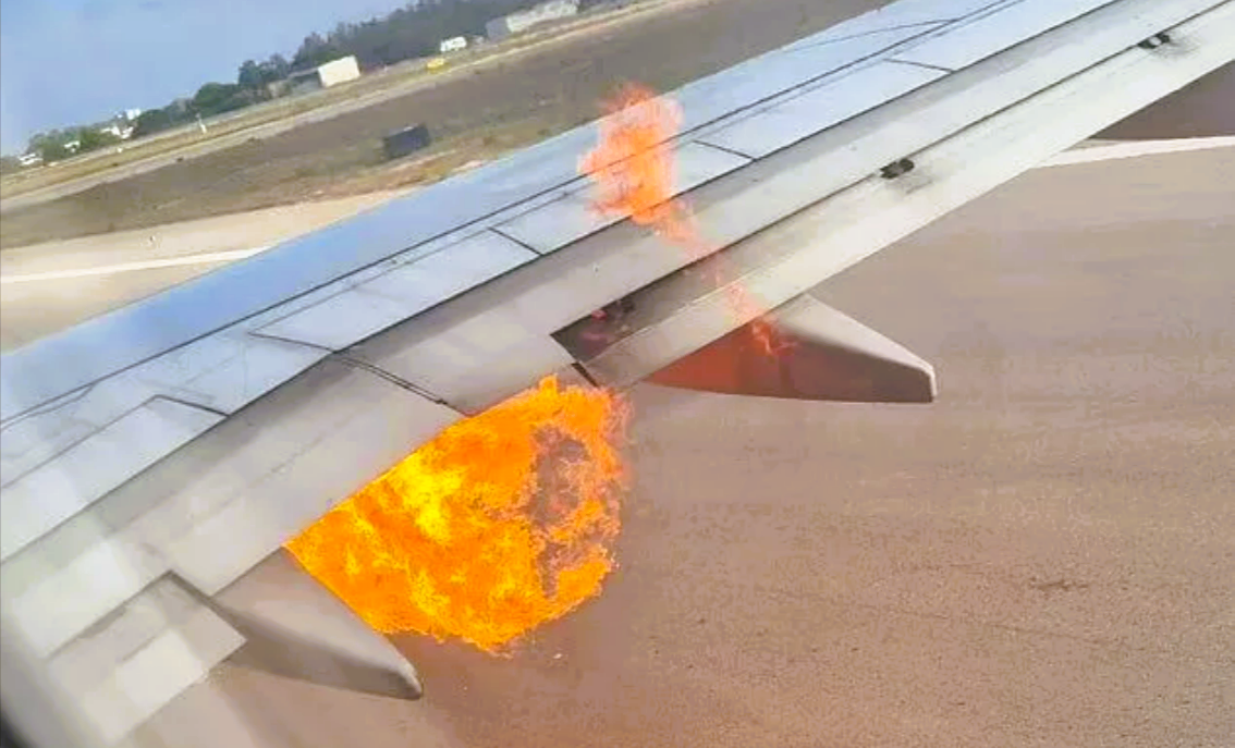 Ryanair-Maschine steht in Flammen, Passagiere evakuiert! Triebwerk explodiert auf Rollfeld!