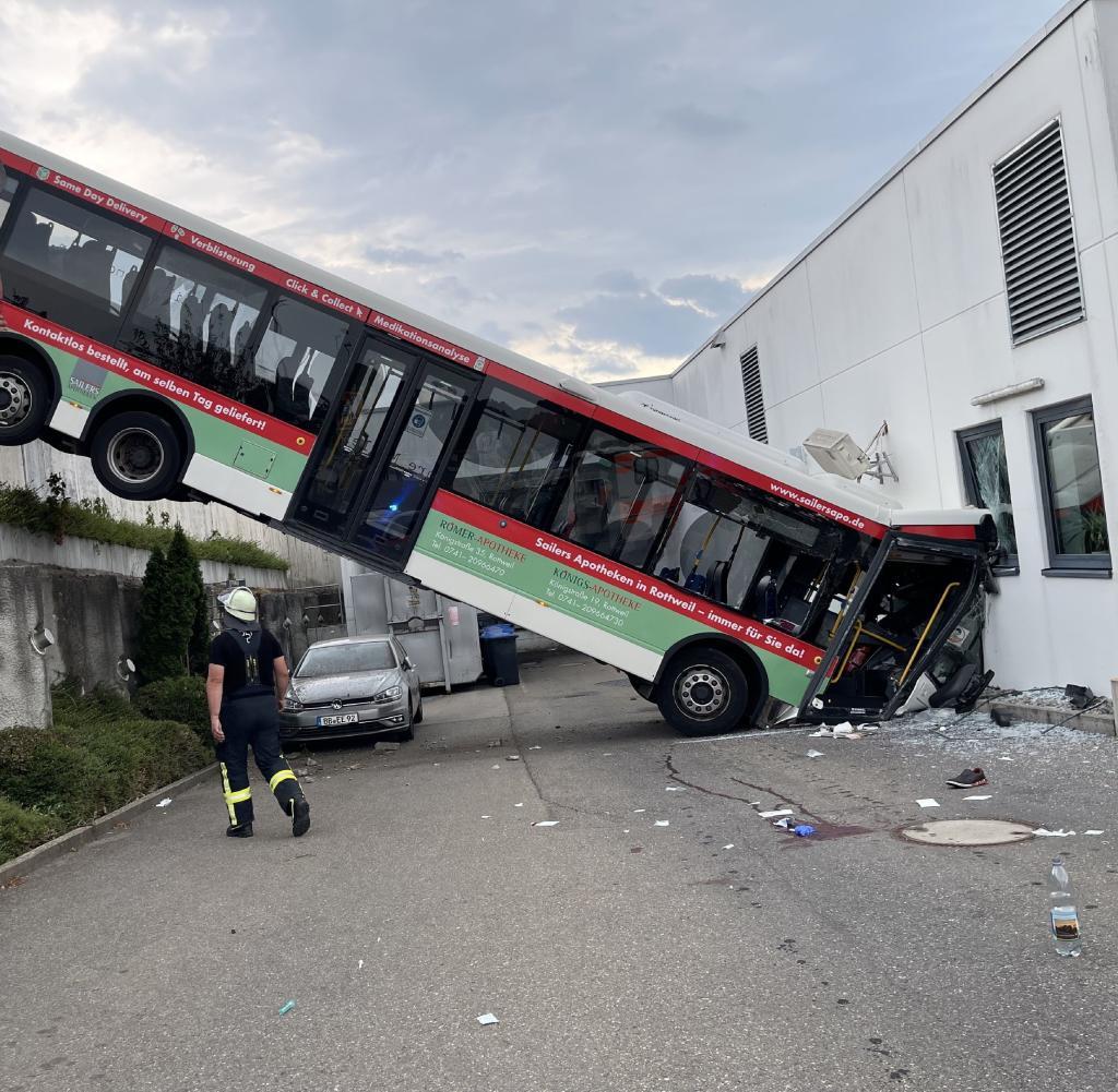 Junge Männer klauen Linienbus und rasen gegen Hauswand! Festnahme