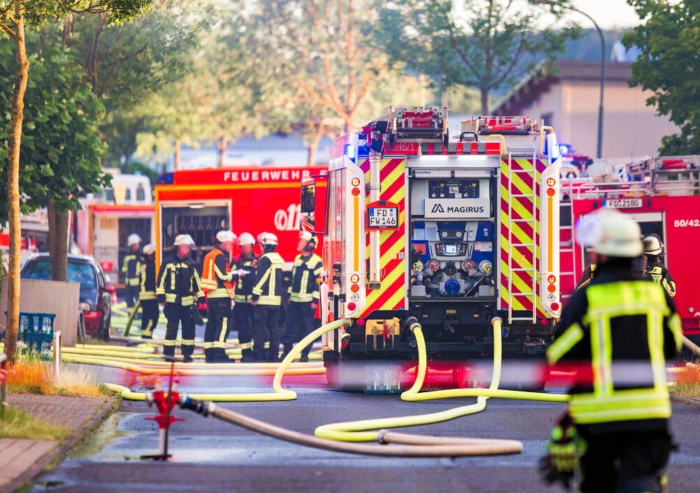 Mehrfamilienhaus in Flammen! Großeinsatz der Feuerwehr - Brand sorgt für mehrere Verletzte