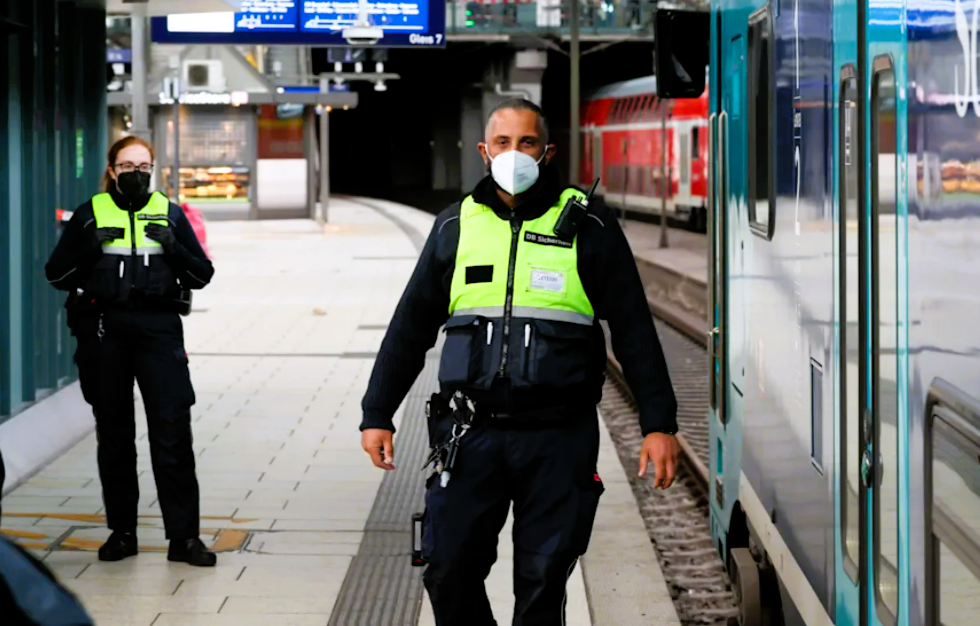 Amok-Alarm im Zug! Frau sticht auf Fahrgäste ein - Täterin kann flüchten!