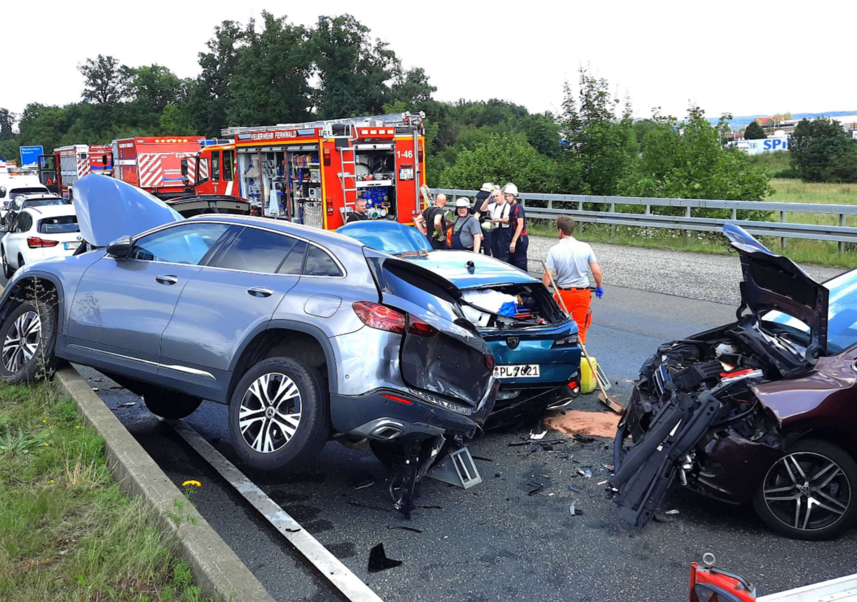 Massen-Unfall! Schrecklicher Crash auf der Autobahn: Welche fatalen Fehler führten zum Horror-Crash?