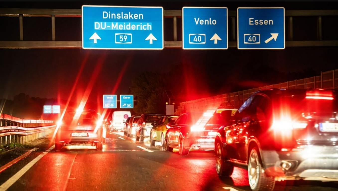 Vollsperrung! Schwerer Unfall auf der Autobahn - 4 Personen erleiden schwere Verletzungen