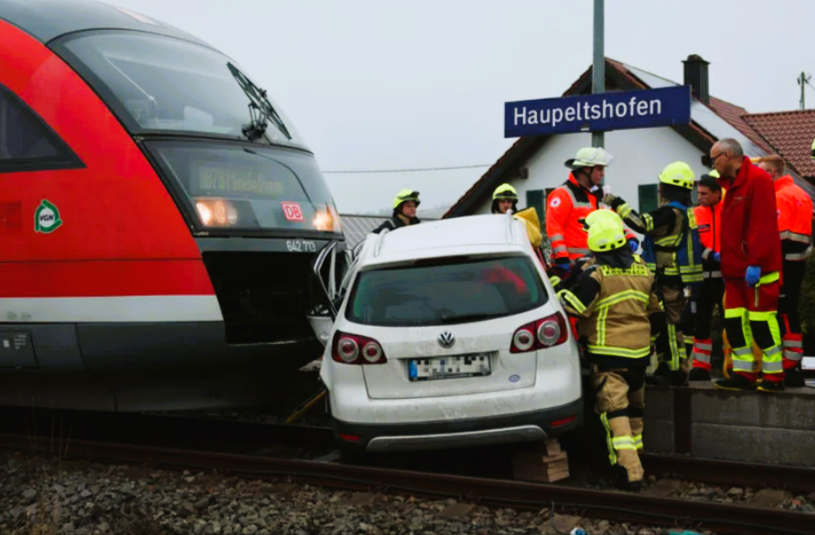 PKW rast in Zug trotz Warnsignalen! Unfassbares Drama an unbeschranktem Bahnübergang!