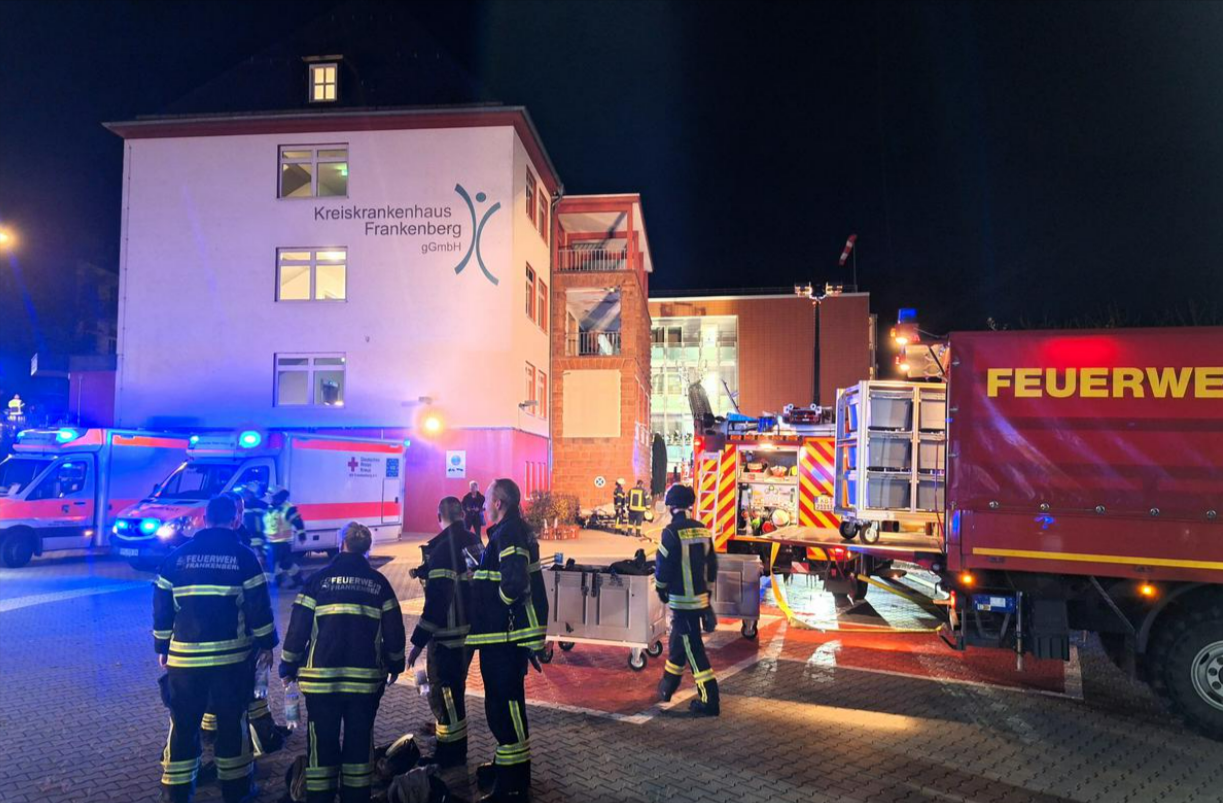 Feuer in Krankenhaus! 1 Mensch tot, dutzende Patienten verletzt! Evakuierung angeordnet - Feuerwehr vor Ort