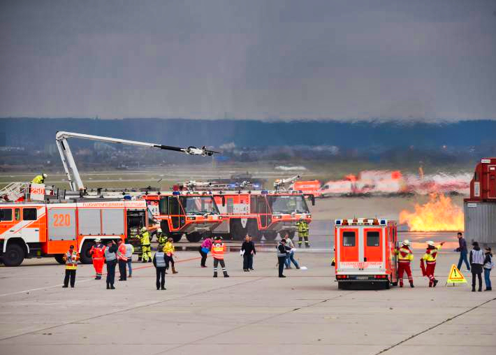 Feuer auf deutschem Flughafen! Maschine brennt - Helle Flammen schlagen in den Himmel!