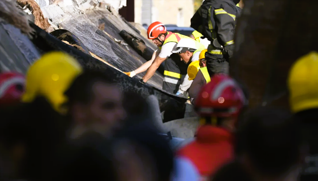 Bahnhofsdach eingestürzt! Rettungskräfte bergen 8 Todesopfer 