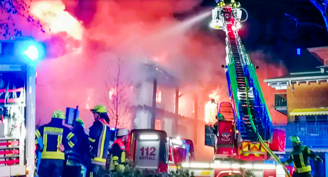 Feuerinferno im Plattenbau: Feuerwehr musste zahlreiche Bewohner retten!