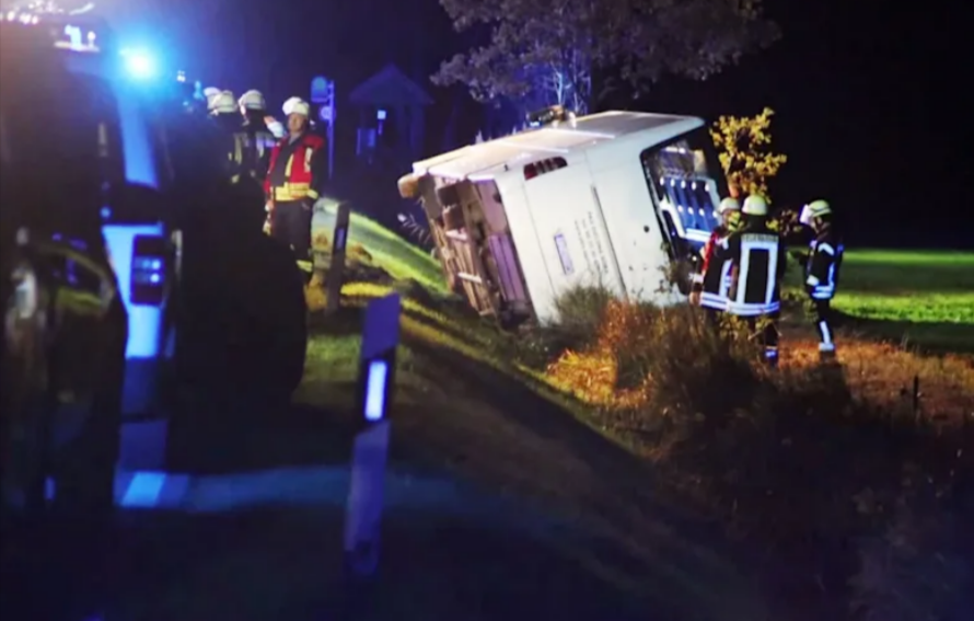 Reisebus schwer verunglückt! Deutscher Bus kippt nach Unfall um, viele Verletzte! 