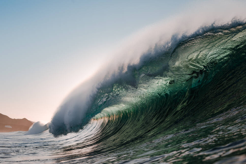 Massive Welle zieht mehrere Touristen ins Meer! Spanisches Urlaubsziel wird zum Albtraum